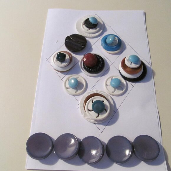 VINTAGE BUTTONS  WHITE 2-LARGE WHIRLY MA GIGS  WINDMILLS COOKIE CUTTERS! - Picture 2 of 6